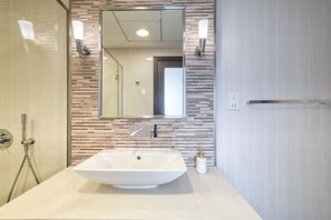 Shower, hair dryer, towels - Prime DIFC Duplex with Iconic Skyline Views (Dubai)