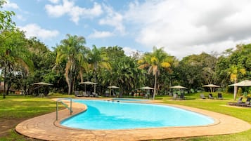 3 piscinas al aire libre, sillones reclinables de piscina