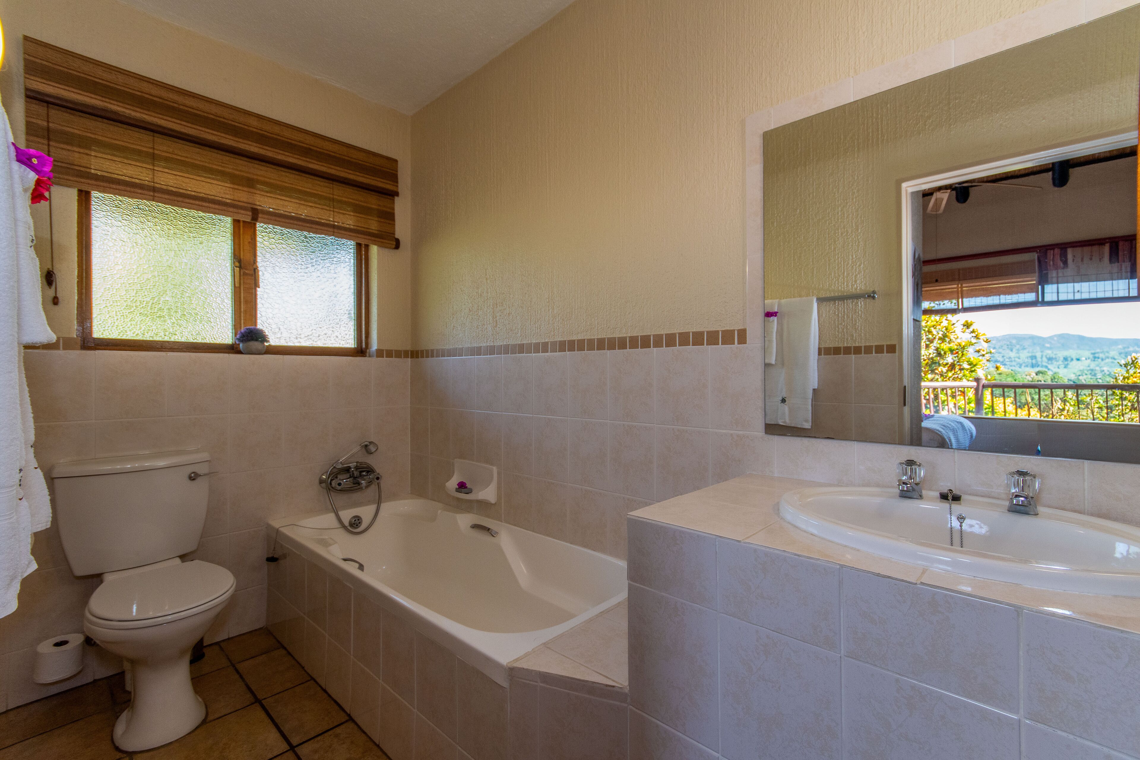 Un baño con inodoro, bañera y lavamanos.