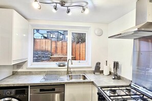 Microwave, oven, dishwasher, coffee/tea maker - Bedford Street by Switchback Stays (Cardiff)