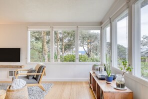 Smart TV, fireplace, offices