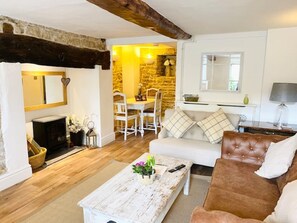 TV, fireplace - Charming Cottage in Heart of Bourton-on-the Water (Bourton-on-the-Water)