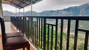 A balcony with a view of mountains. - Hotel Scenic Hills By SIPL (Dalhousie)