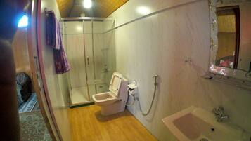 Quarto família | Banheiro | Produtos de toalete grátis, chinelos