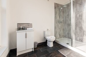 Unclassified image, 3 of 8, button - Spacious 3-BR Apartment, Hartlepool (Hartlepool)