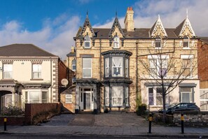Unclassified image, 2 of 8, button - Spacious 3-BR Apartment, Hartlepool (Hartlepool)