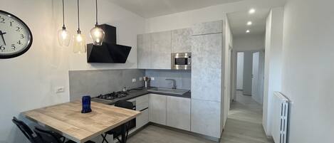 Réfrigérateur, micro-ondes, four, lave-vaisselle