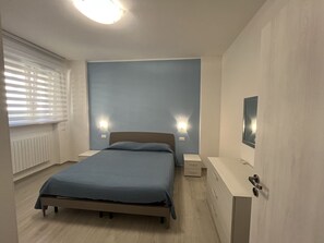 2 Schlafzimmer, Bügeleisen/Bügelbrett