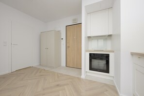 Apartamento, 1 quarto, sacada | Cozinha privada | Micro-ondas, fogão, chaleira elétrica, freezer