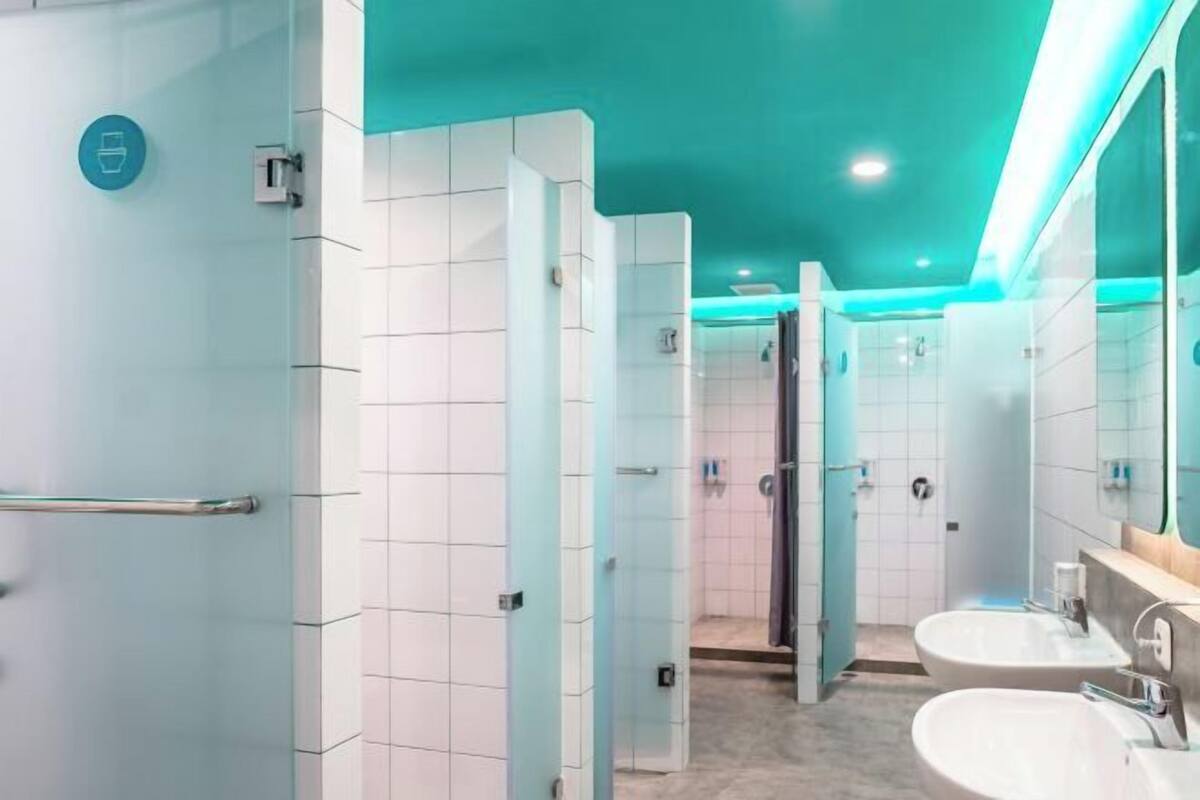 Chuveiro, produtos de toalete grátis, secador de cabelo, chinelos