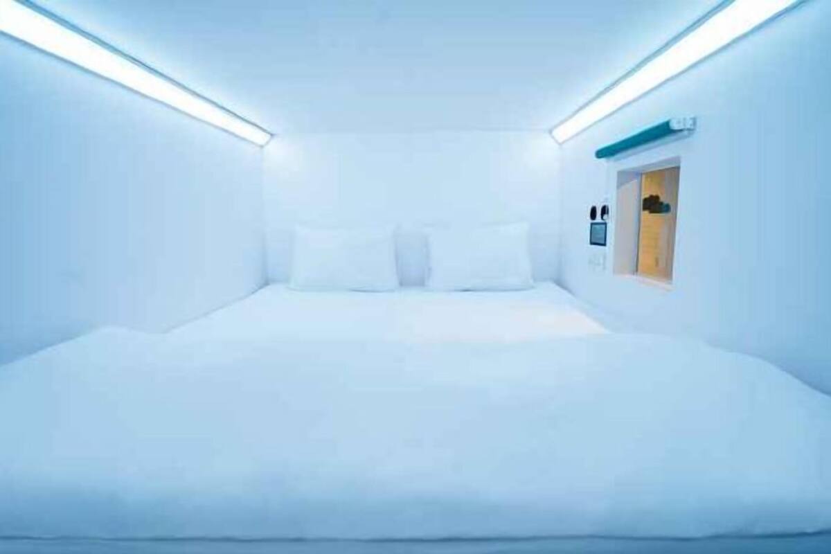 Soundproofing, free WiFi, bed sheets
