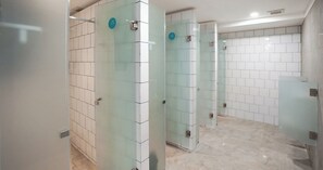 Buồng tắm vòi sen, vòi sen phun mưa, máy sấy tóc, dép đi trong nhà 