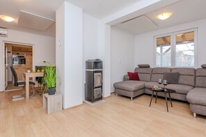 Family House | Living area | 100-cm flat-screen TV with satellite channels - Holiday home Loncar (Vir)
