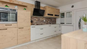 Family House | Private kitchen | Full-sized fridge, microwave, oven, dishwasher