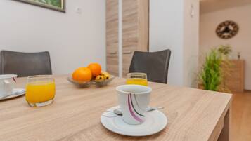 Rumah Keluarga | Makan di kamar