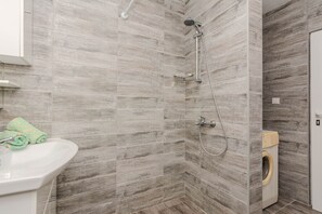 Family House | Bathroom | Shower, hair dryer, towels - Holiday home Loncar (Vir)