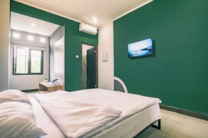 Habitación Deluxe doble | Tabla de planchar con plancha, wifi gratis, ropa de cama