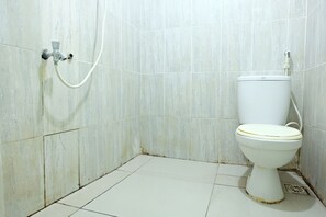 Standard Single Room | Bathroom | Shower, towels - Hotel O Wisma Maysara Makassar (Makassar)