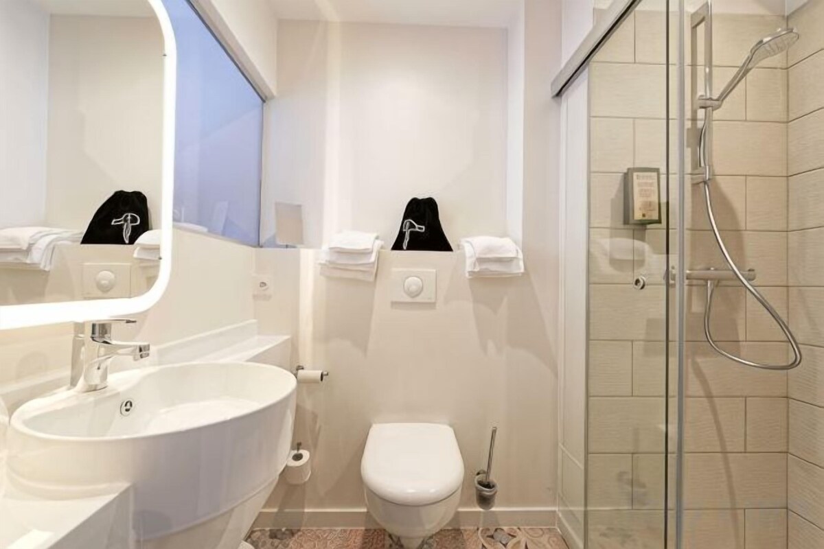 Baño | Ducha, artículos de higiene personal gratuitos, toallas y jabón
