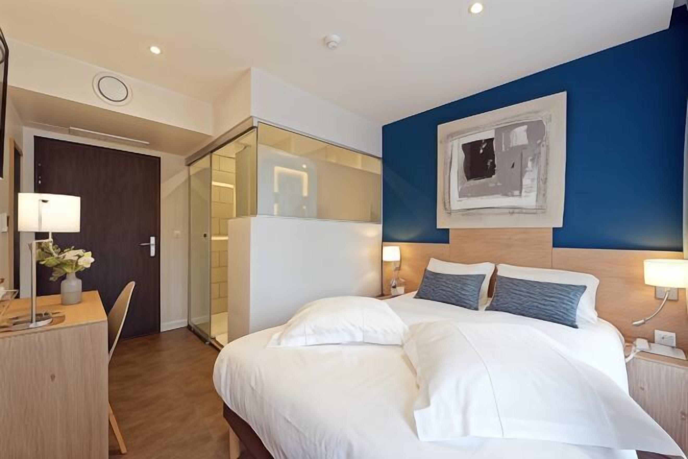 Desk, laptop workspace, soundproofing, free WiFi