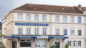 A hotel with a classic facade, multiple windows, and a prominent sign reading "HOTEL DE LA GARE". - Contact Hôtel de la Gare et son restaurant Côte à Côte (Autun)