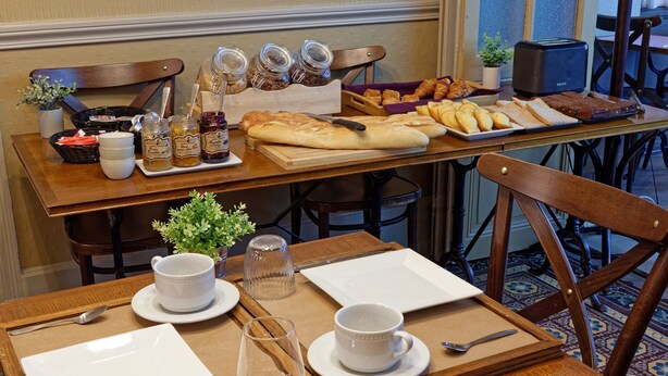 Daily buffet breakfast for a fee - Contact Hôtel de la Gare et son restaurant Côte à Côte (Autun)