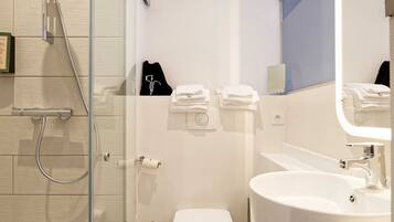 Standaard tweepersoonskamer | Badkamer | Een douche, gratis toiletartikelen, handdoeken, zeep