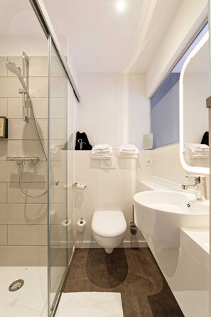 Standaard tweepersoonskamer | Badkamer | Een douche, gratis toiletartikelen, handdoeken, zeep