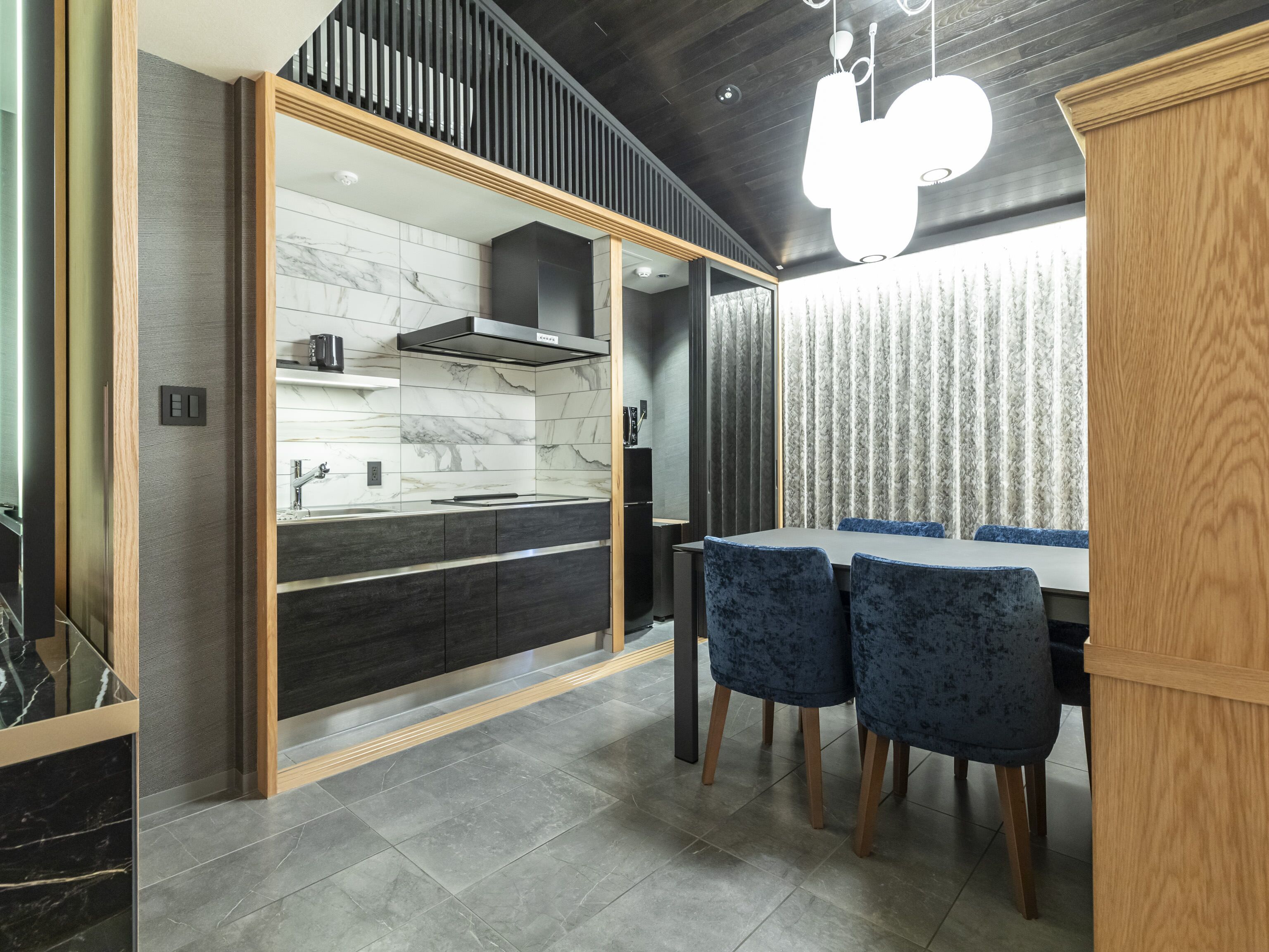 Deluxe Twin Room, Non Smoking | Private kitchen | Mini-fridge, electric kettle