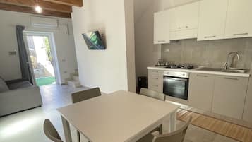 Appartamento | Cucina privata | Frigorifero con congelatore, forno, piano cottura