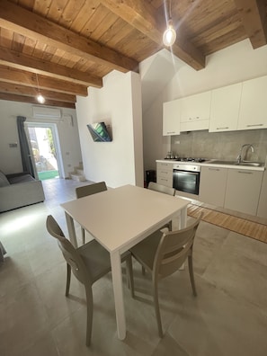 Apartment | Eigene Küche | Großer Kühlschrank, Ofen, Herdplatte, Kochgeschirr/Geschirr/Besteck