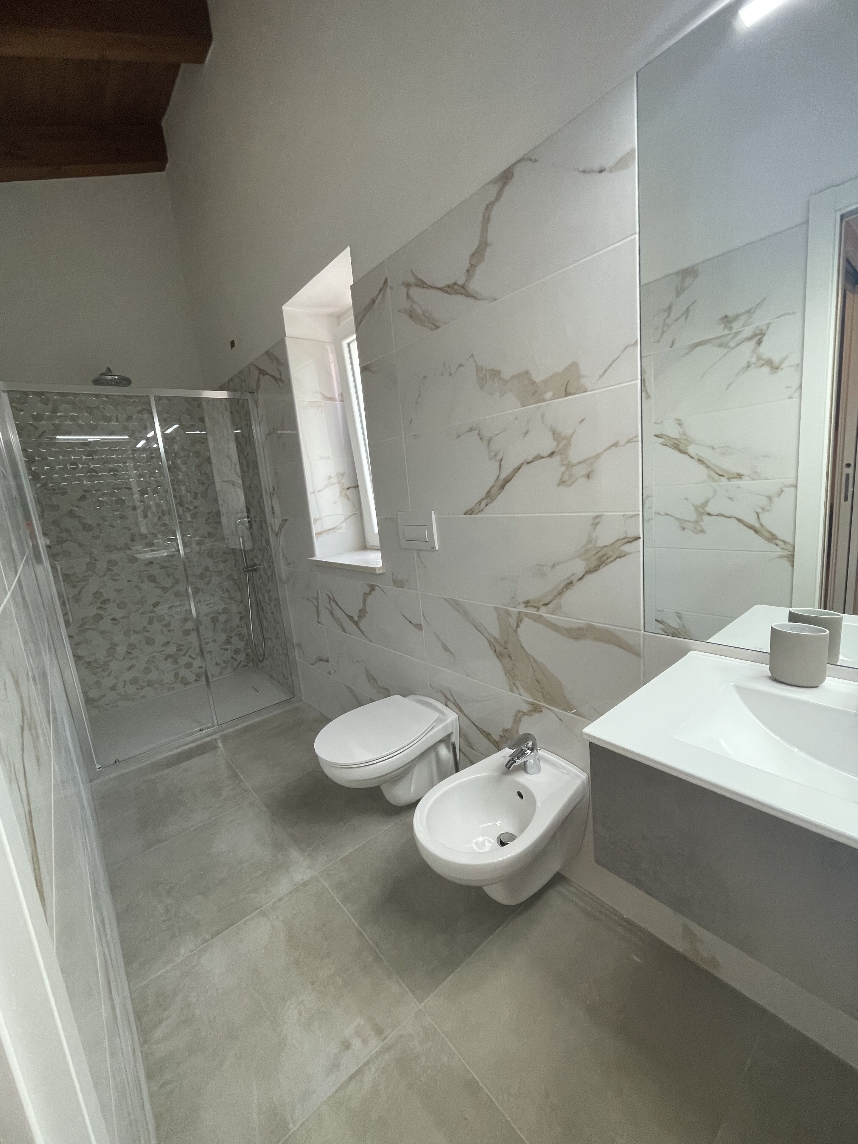 Appartamento | Bagno | Doccia, soffione a pioggia, set di cortesia gratuito, asciugacapelli