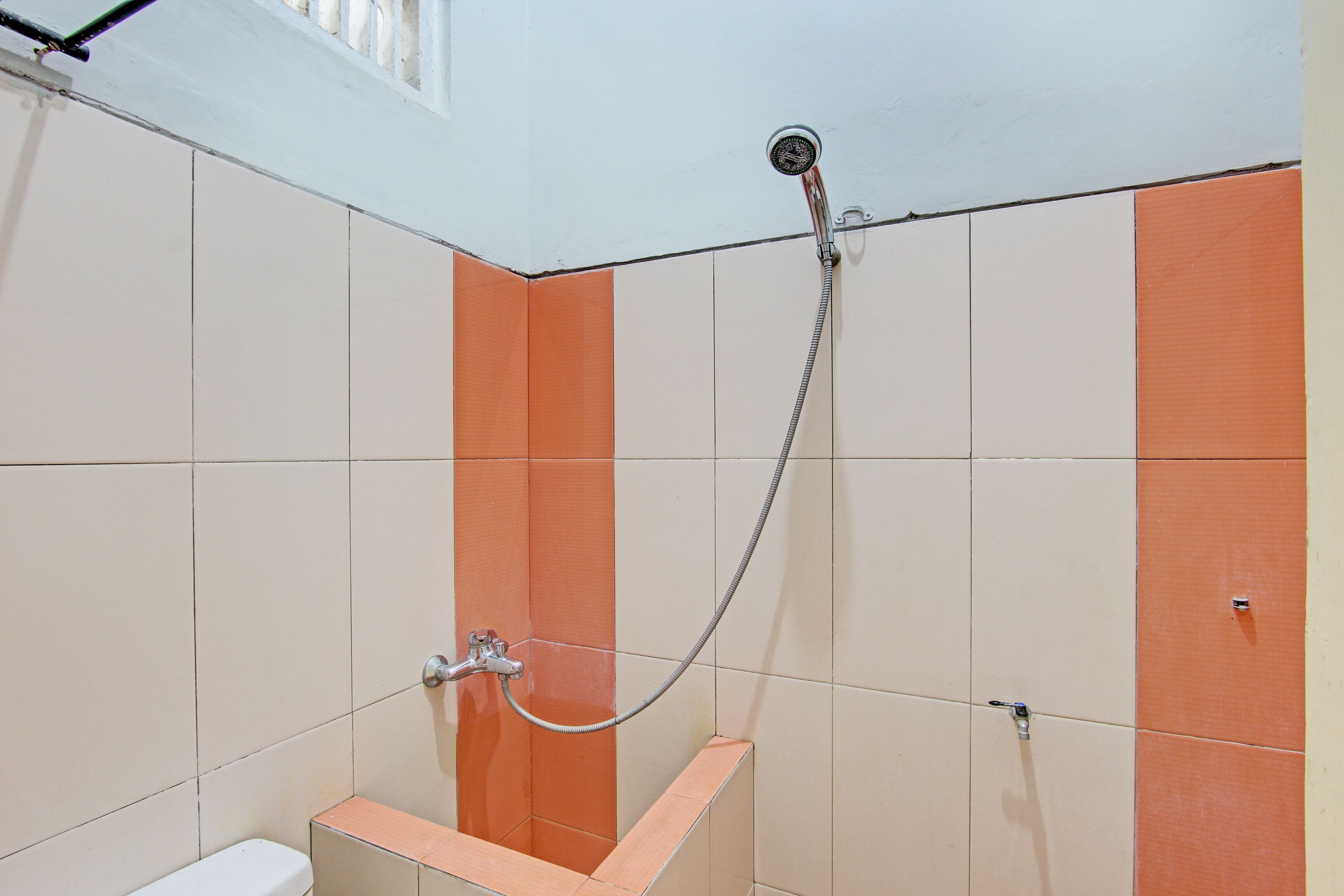 Une salle de bain avec une douche, des toilettes et un lavabo.