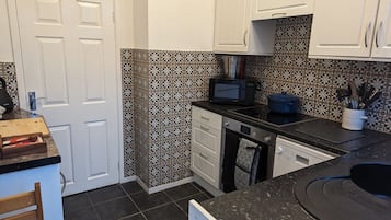 Een koelkast, een microgolfoven, een oven, een vaatwasser