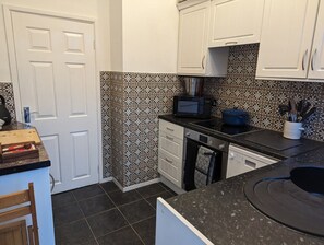 Een koelkast, een microgolfoven, een oven, een vaatwasser