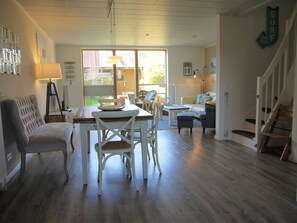 Téléviseur connecté, lecteur de DVD, livres