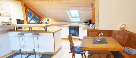 Fridge, oven, stovetop, coffee/tea maker