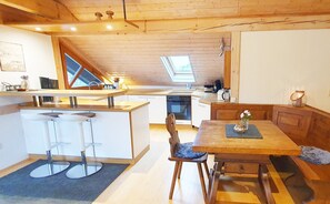 Fridge, oven, stovetop, coffee/tea maker