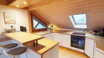 Kühlschrank, Ofen, Herdplatte, Wasserkocher mit Kaffee-/Teezubehör