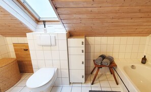 Secador de cabelo, toalhas de banho