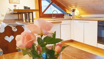 Fridge, oven, stovetop, coffee/tea maker