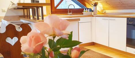 Fridge, oven, stovetop, coffee/tea maker