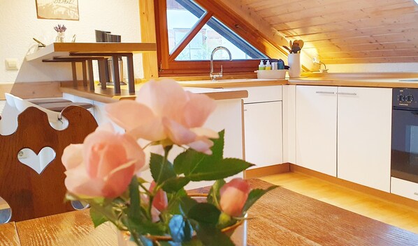 Fridge, oven, stovetop, coffee/tea maker