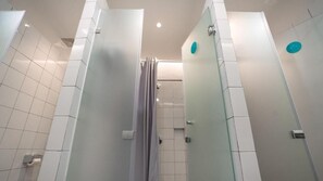 Shower, rainfall showerhead, hair dryer, slippers - Bobopod Malioboro Yogyakarta (Yogyakarta)