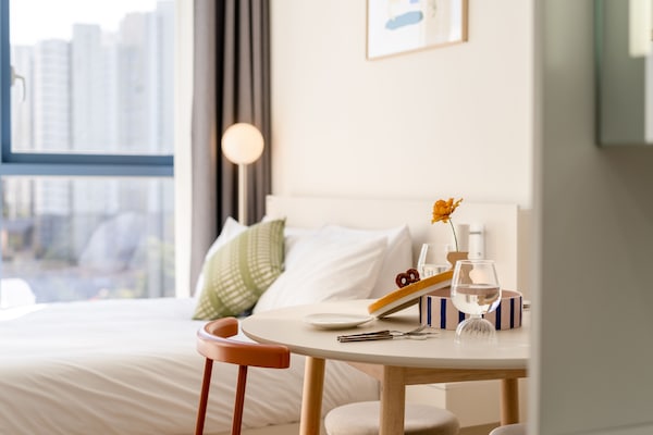 Studio Loft | Área de sala de estar | Smart TV de 43 pulgadas con canales por cable