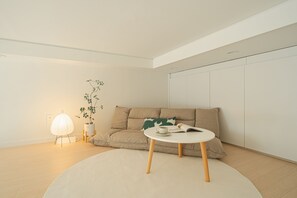 Studio Loft | Opholdsområde | 43-tommers smart-tv med kabelkanaler
