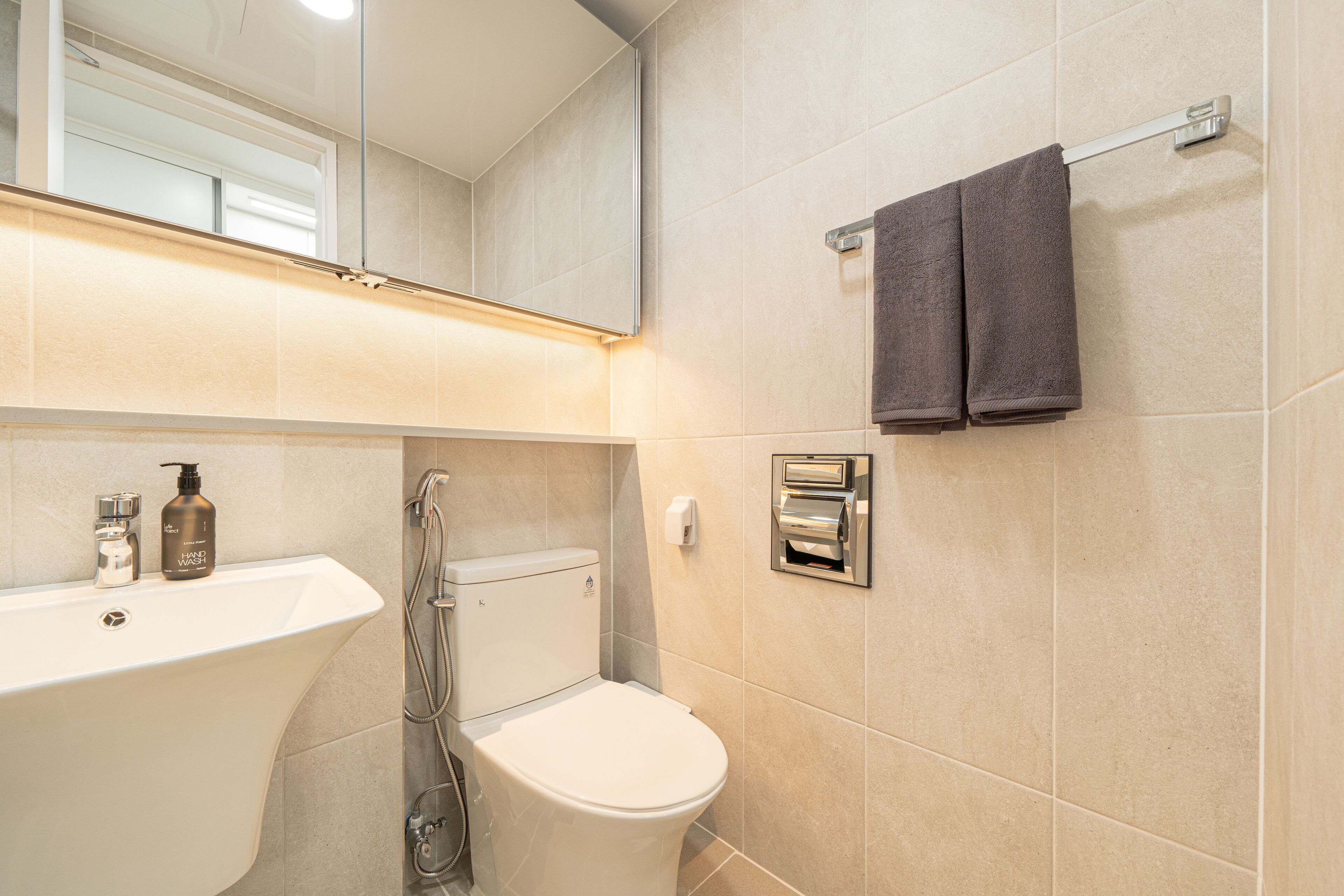 Dusch, hårtork, tofflor och bidé