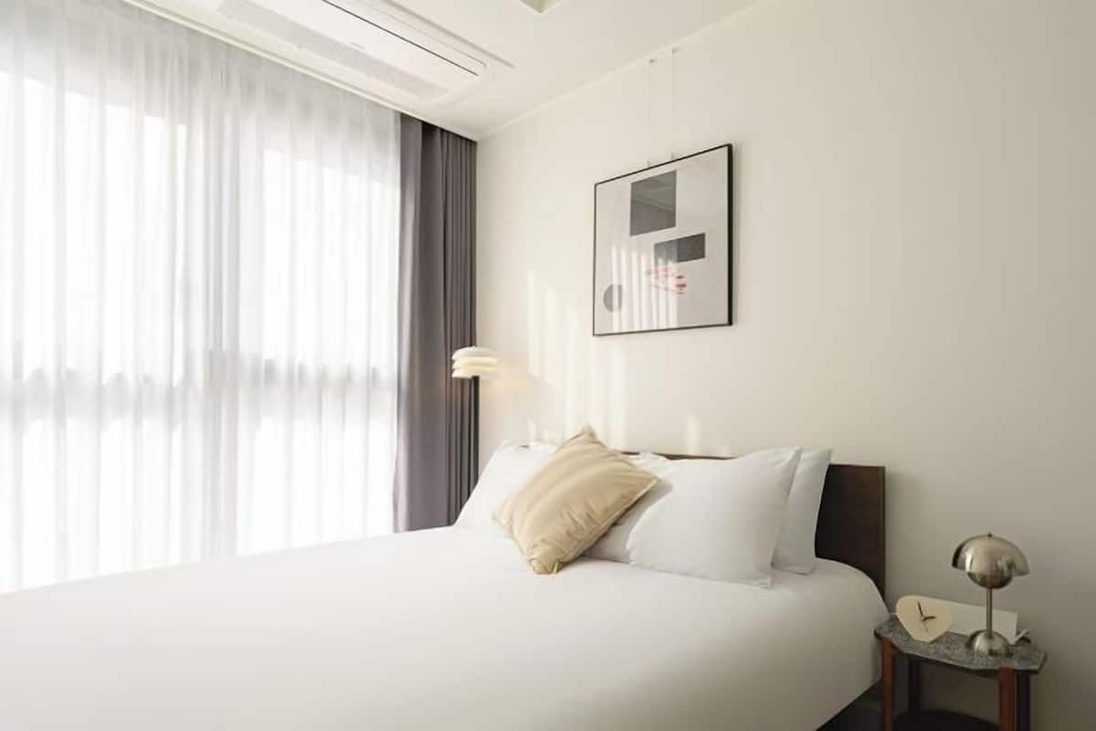 Ropa de cama hipoalergénica y escritorio
