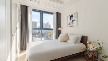 Studio | Hypo-allergenic bedding, desk, laptop workspace, blackout drapes