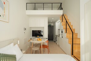 Studio Loft | Allergivenligt sengetøj, skrivebord, arbejdsområde til bærbare computere